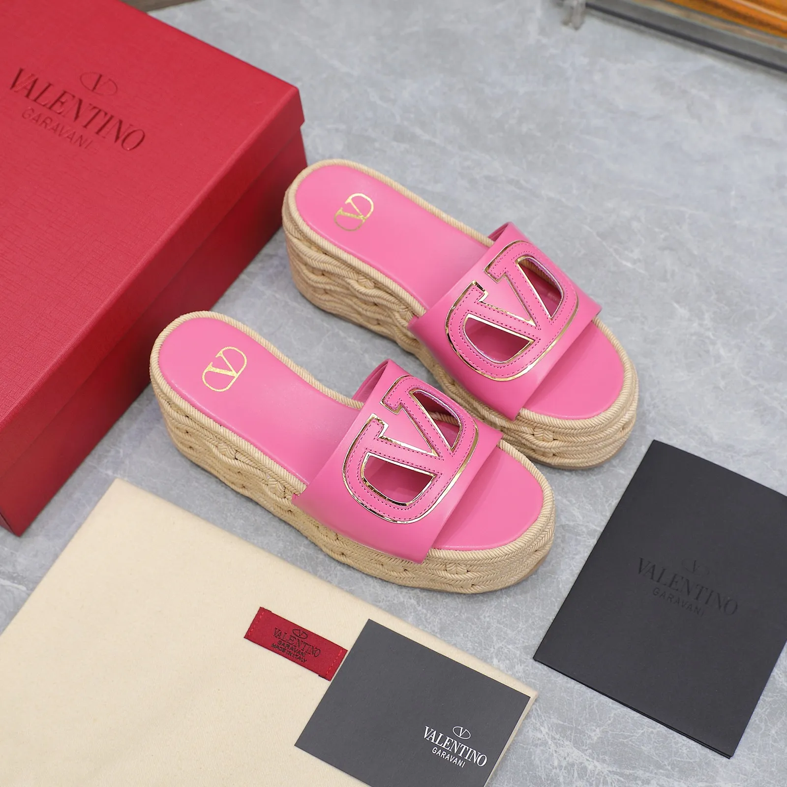👟👟Ex-factory price 640👟👟The highest version💯💯💯 2024 early spring counter catwalk style updated simultaneously 💗Valentino💗Valentino Wedge hemp rope bottom slippers/follow-up sandals series ——————————Top version Super creative craft design highlights the brand’s unique style, luxury fashion and highly recognizable Exquisite round head, perfect side arc, extremely pure taste, ladylike temperament and full of femininity‼ ️ Upper: Made of imported cowhide. Lining: Made of mixed sheepskin. Italian imported cowhide outsole. Wedge heel back height: 8.5CM. Front height: 5.5CM. Code number: 35-41 (41 customized)
